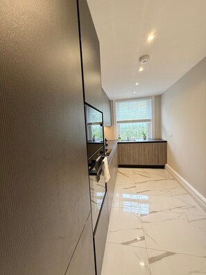 Fridge, microwave, oven, stovetop - Lux 3 bed near Hyde Park | Steps from Tube (Greater London)