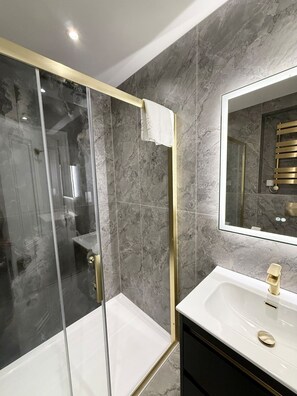 Hair dryer, towels - Lux 3 bed near Hyde Park | Steps from Tube (Greater London)