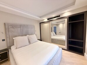 Iron/ironing board, Internet, bed sheets - Lux 3 bed near Hyde Park | Steps from Tube (Greater London)