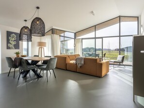 TV - Detached holiday home with multiple terraces (Wissenkerke)
