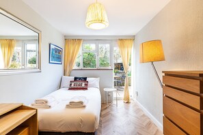 6 bedrooms, iron/ironing board, Internet - London Home with Garden Near Richmond Park (London)