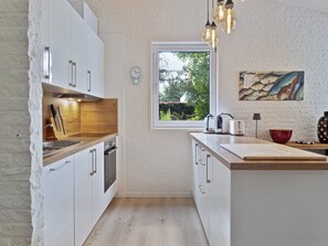 Refrigerador, horno, parrilla de estufa y cafetera y tetera 