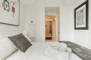 Room - Cozy 1-bedroom hotel suite in wonderful Toronto with AC and gym (Toronto)