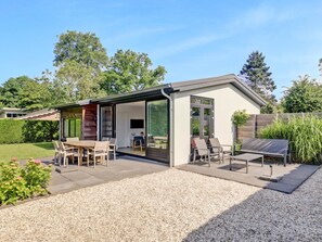 Outdoor dining - Holiday home by the sea with a lovely garden (Kamperland)