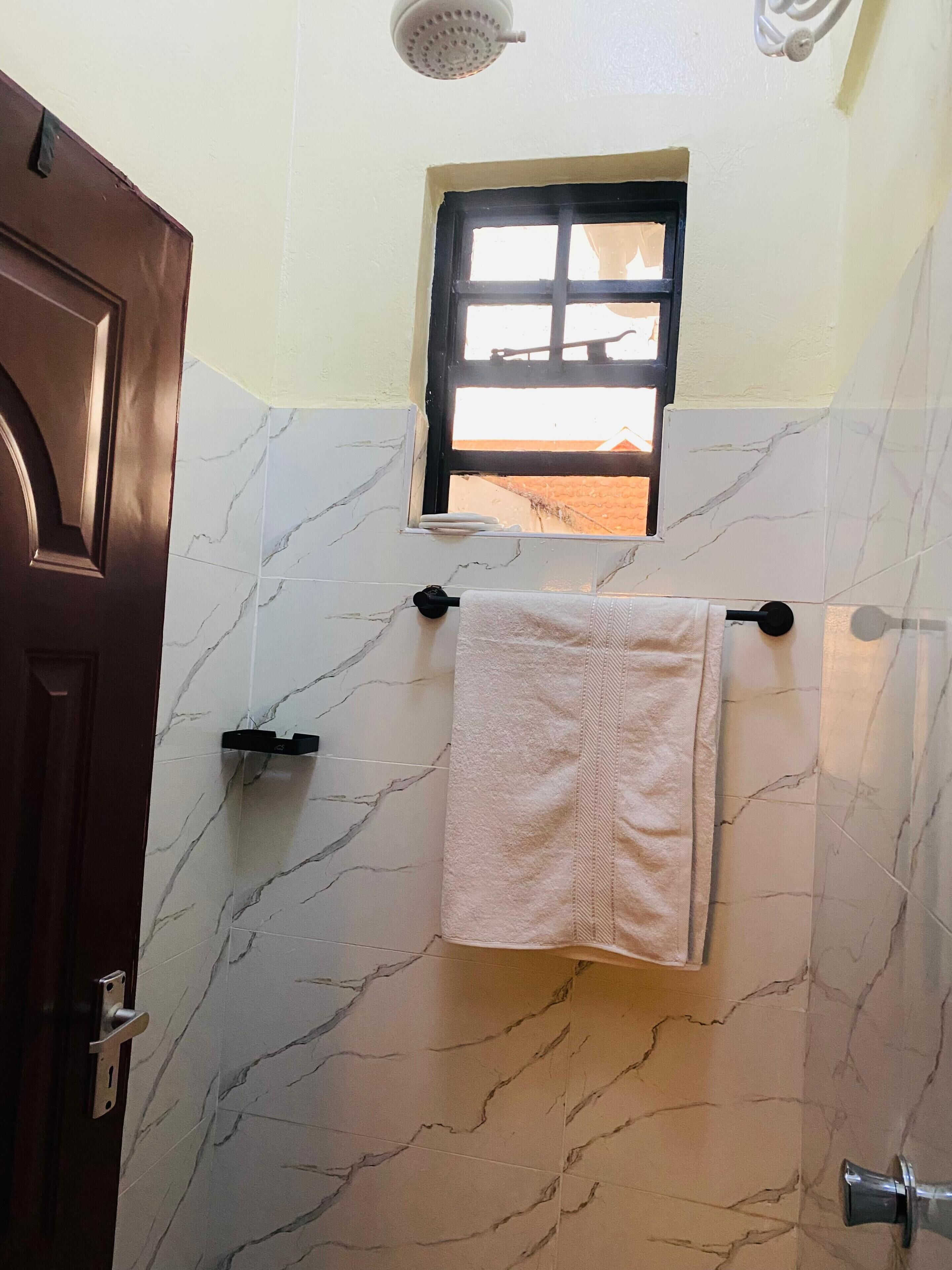 Douche, serviettes fournies, savon, papier toilette