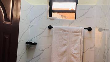Douche, serviettes fournies, savon, papier toilette