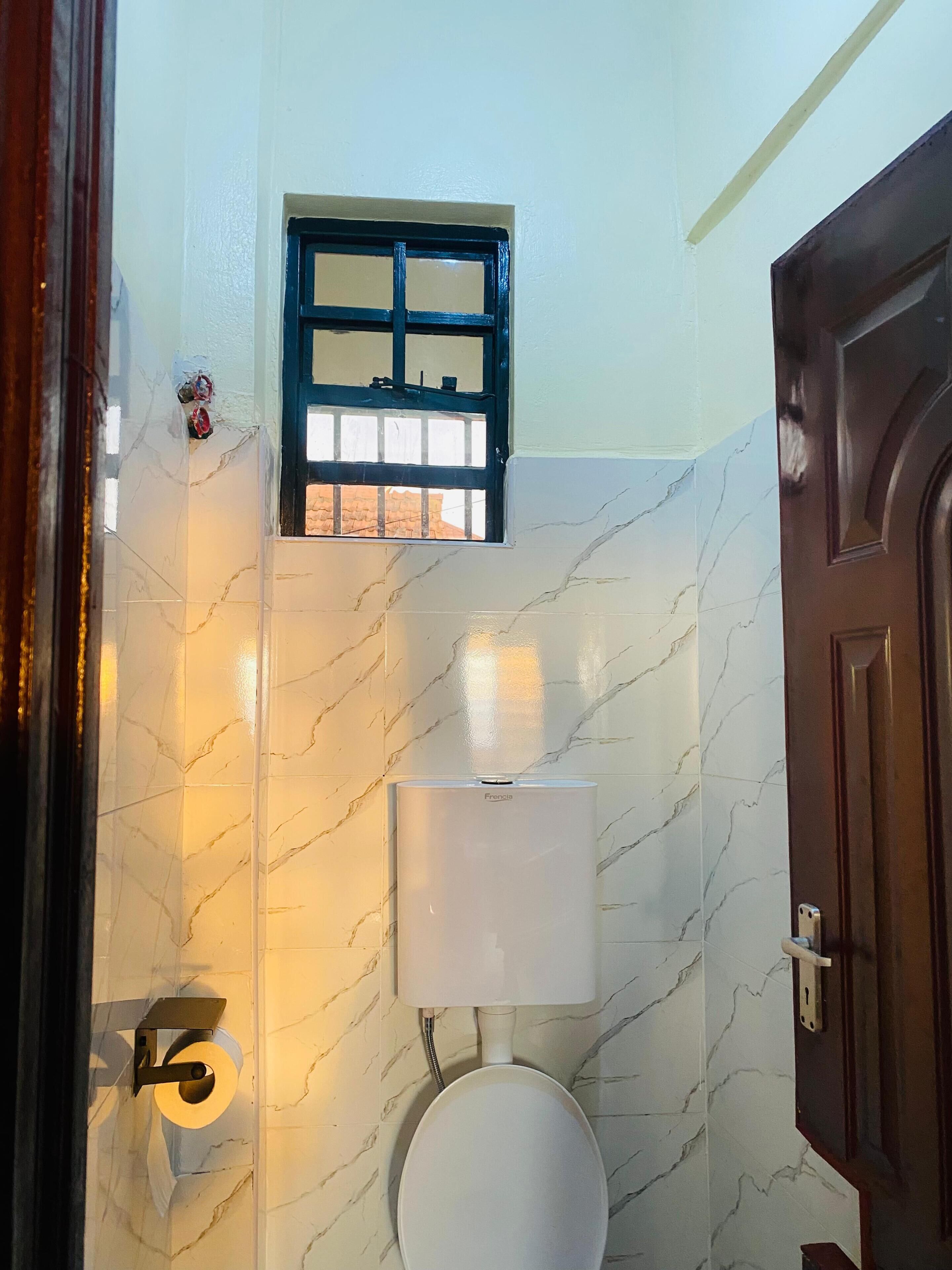 Douche, serviettes fournies, savon, papier toilette