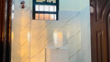 Douche, serviettes fournies, savon, papier toilette