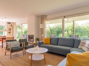 Living area - Beach bungalow with a lovely garden & terrace. (Kamperland)
