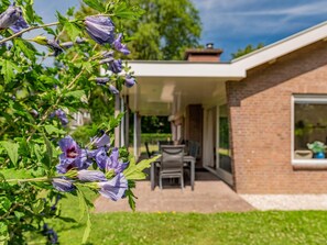Outdoor dining - Beach bungalow with a lovely garden & terrace. (Kamperland)
