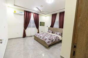 Iron/ironing board, Internet, bed sheets - Bright 2-bedroom apartment with AC in pleasant Accra neighborhood (Accra)
