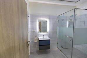 Shower, towels, soap - Bright 2-bedroom apartment with AC in pleasant Accra neighborhood (Accra)