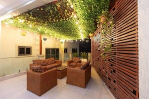 Terrace/patio - Bright 2-bedroom apartment with AC in pleasant Accra neighborhood (Accra)