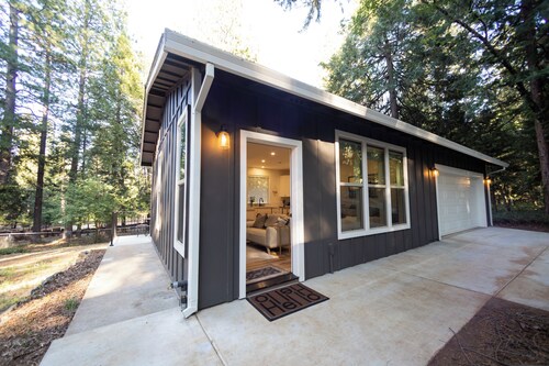 Luxurious, private woodland casita near downtown Grass Valley