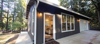 Luxurious, private woodland casita near downtown Grass Valley
