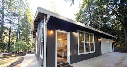 Luxurious, private woodland casita near downtown Grass Valley