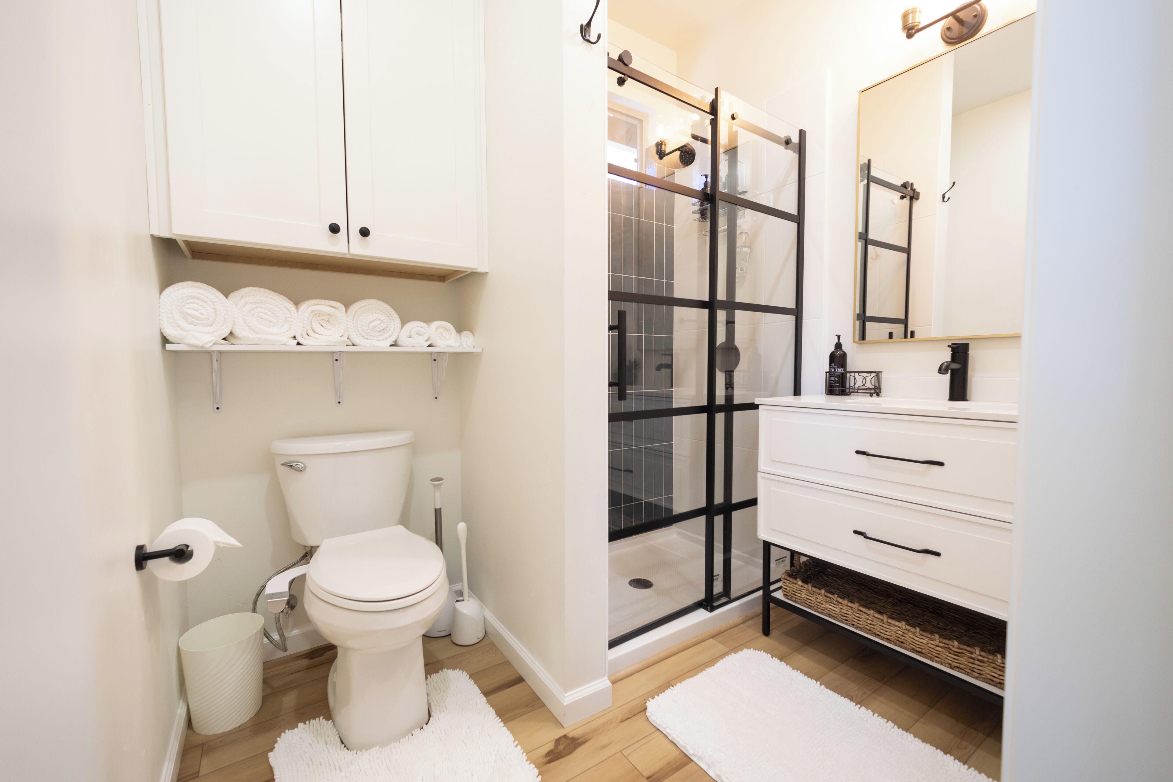 Douche, bidet, savon, papier toilette