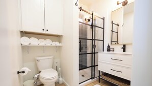 Ein modernes Badezimmer mit Toilette, Dusche und Waschtisch.