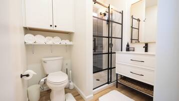Douche, bidet, savon, papier toilette
