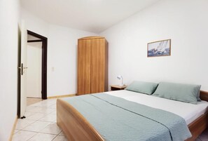 7 bedrooms, internet, bed sheets - No.:5 Apartment on the second floor, large balcony, sea view! (Vodice)