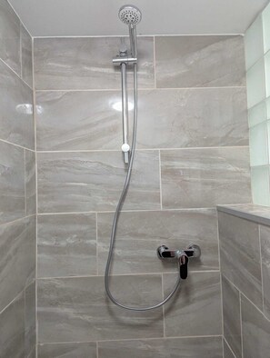 Douche, sèche-cheveux, bidet, serviettes fournies