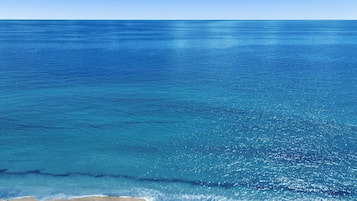 Una playa con agua cristalina y una orilla arenosa.