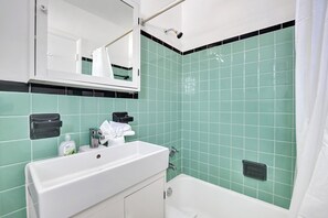 Combined shower/bathtub, free toiletries, hair dryer, towels - Desoto Beach Retreat with Heated Pool (Hollywood)