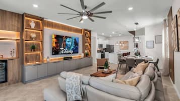 Smart TV, videogiochi, tavolo da calcetto