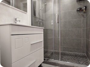 Shower, towels, toilet paper - Charming Gîte (Étival-Clairefontaine)