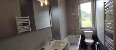 Ducha, toallas y papel higiénico