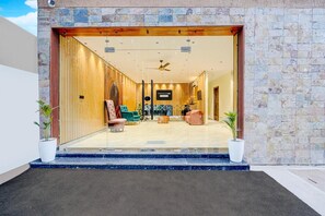 บ้านพัก | ฝ่ายต้อนรับ