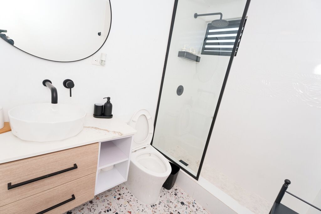 Secadora de cabello, toallas, jabón, papel de baño 