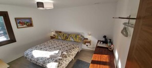 Iron/ironing board, internet, bed sheets