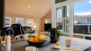 En matplats med ett bord dukat för frukost, med bröd, ägg och kaffe.