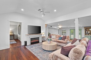 Living area - Spacious 4-bedroom home in beautiful Fredericksburg (Fredericksburg)