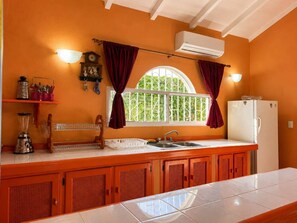 Private kitchen - Painted house- 4 pax, 4 min from the beach (Las Galeras)