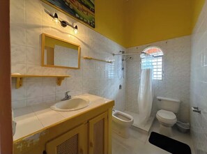 Regadera, toallas, jabón, papel de baño 