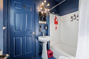 Hair dryer, towels - Montrose Casita - Quiet 1 BD/1BA (Houston)