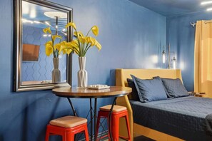 Een strijkplank/strijkijzer, gratis wifi, beddengoed