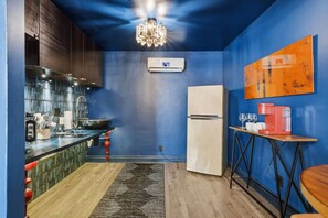 Fridge, microwave, stovetop, coffee/tea maker - Retro 1 Bd Apt near Montrose! (Houston)