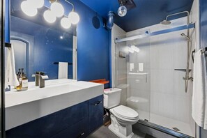 Hair dryer, towels - Retro 1 Bd Apt near Montrose! (Houston)
