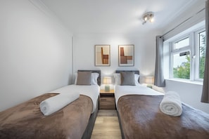 Een strijkplank/strijkijzer, gratis wifi, beddengoed