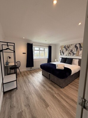 Iron/ironing board, free WiFi, bed sheets - Contractor 4-Bed | FREE Parking | Wi-Fi | Hemel (Hertfordshire)