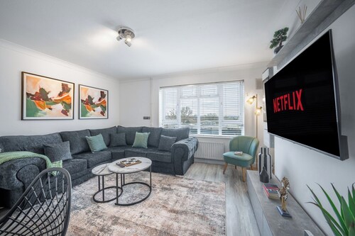 Contractor 4-Bed | FREE Parking | Wi-Fi | Hemel