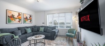 Contractor 4-Bed | FREE Parking | Wi-Fi | Hemel