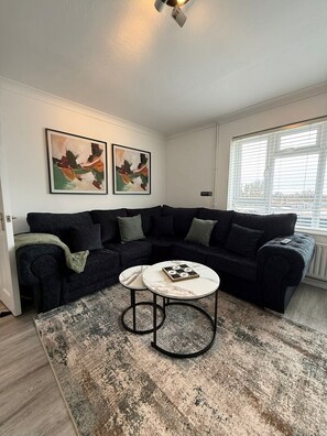 TV, books - Contractor 4-Bed | FREE Parking | Wi-Fi | Hemel (Hertfordshire)