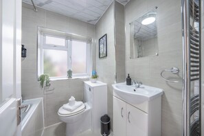 Ein Badezimmer mit Toilette, Waschbecken und Dusche.