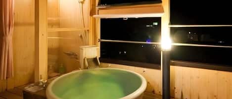 Une pièce en bois avec un jacuzzi et une fenêtre.