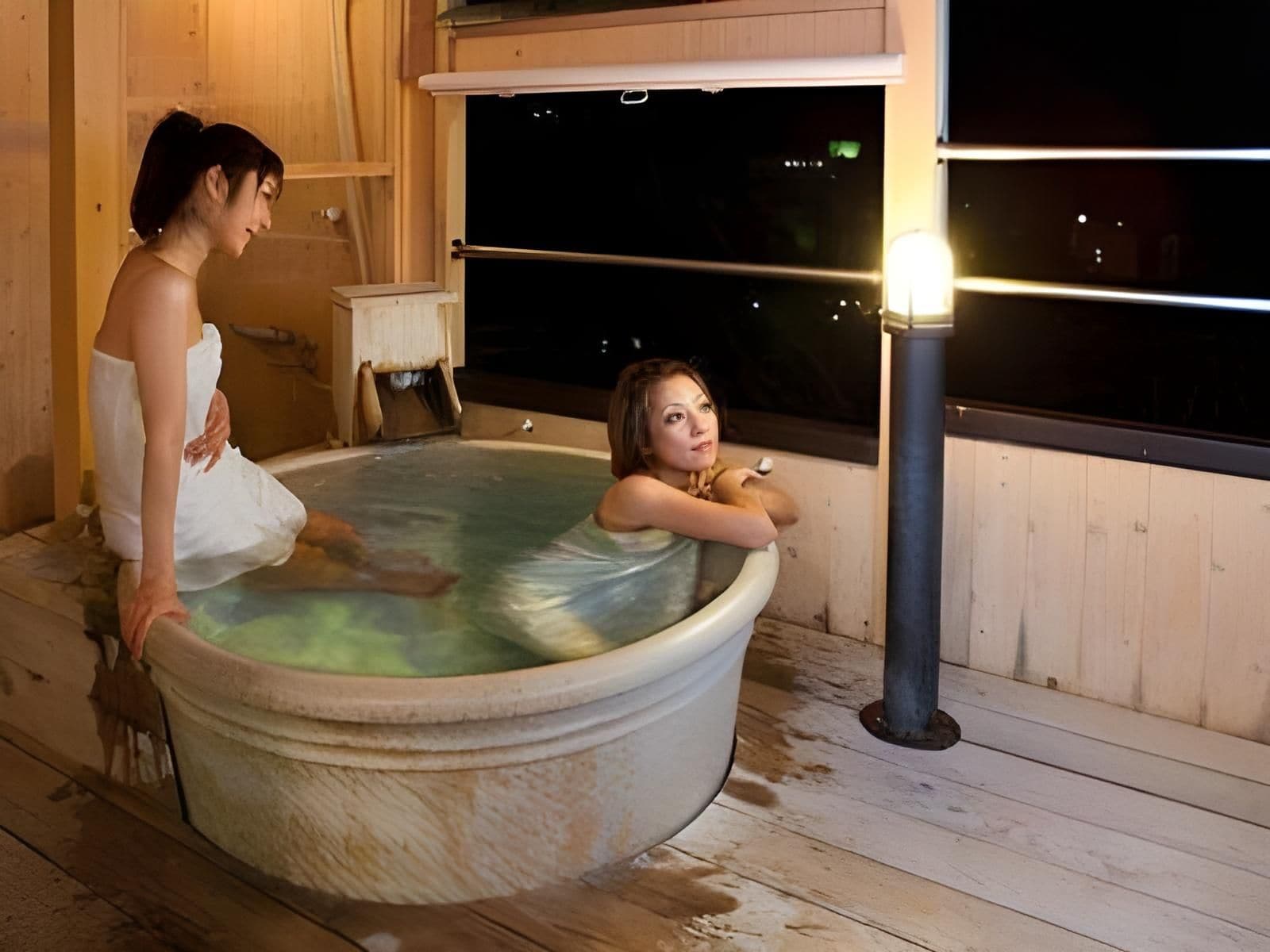 Una stanza in legno con una vasca da bagno ampia, un tavolino e una finestra.