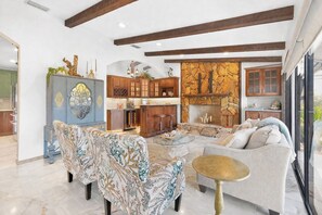 Smart TV, fireplace - Salty Cove Waterfront - Pool, Dock, Kayaks - Gulf Access (Hernando Beach)